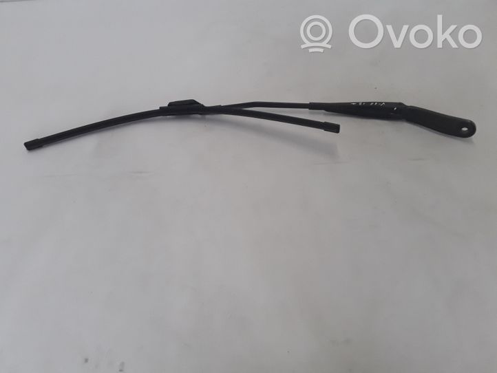 Volvo V60 Front wiper blade arm 