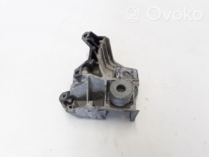 Volvo XC70 Engine mounting bracket 