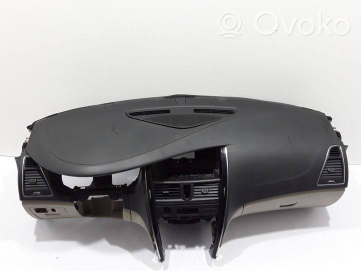 Renault Latitude (L70) Dashboard 681008791R