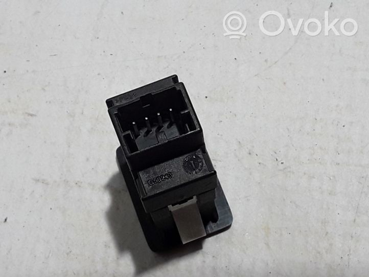 Volkswagen Caddy Connettore plug in AUX 5M0035724