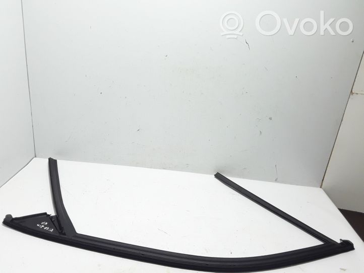 Volvo XC90 Rivestimento modanatura del vetro della portiera anteriore 32205571