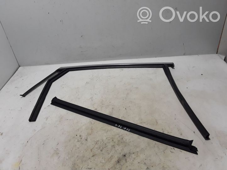 Volvo S90, V90 Takaoven kumitiiviste 31365737