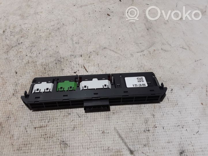 Volkswagen PASSAT B8 Interruttore luci di emergenza 3G0927132A