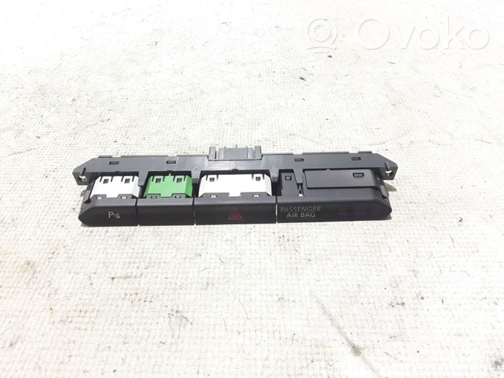 Volkswagen PASSAT B8 Hazard light switch 3G0927132A