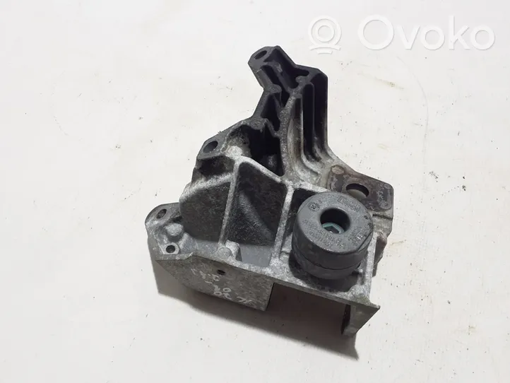 Volvo XC70 Engine mounting bracket 30793561