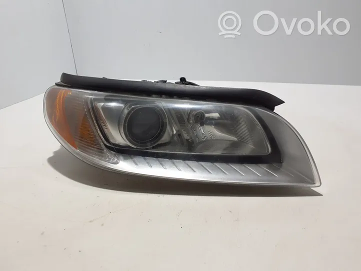 Volvo XC70 Lampa przednia 31214169