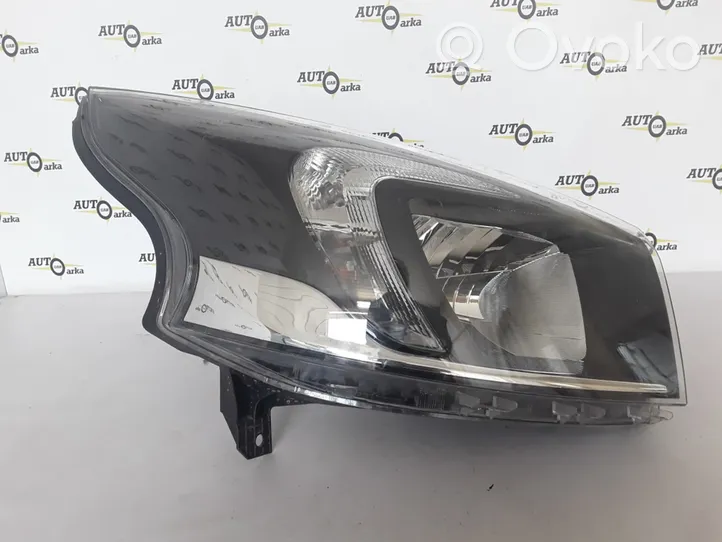 Opel Vivaro Faro delantero/faro principal 260102107R