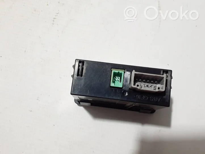 Mazda CX-3 USB-Anschluss D09H669U0