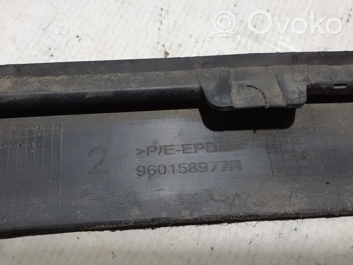 Renault Captur Modanatura separatore del paraurti anteriore 960158977R