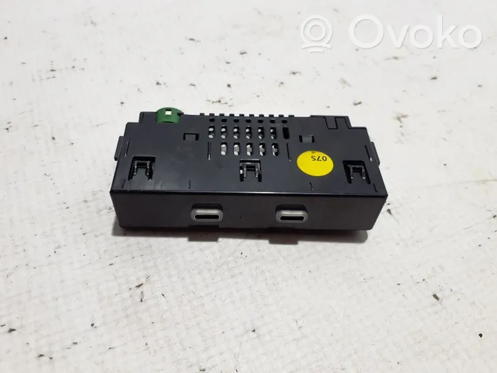 Skoda Kamiq Connecteur/prise USB 657035736