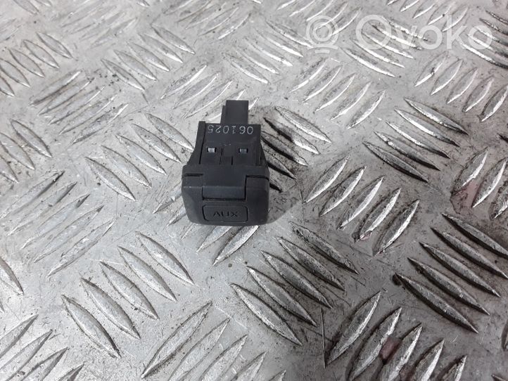 Honda CR-V AUX in-socket connector M34736