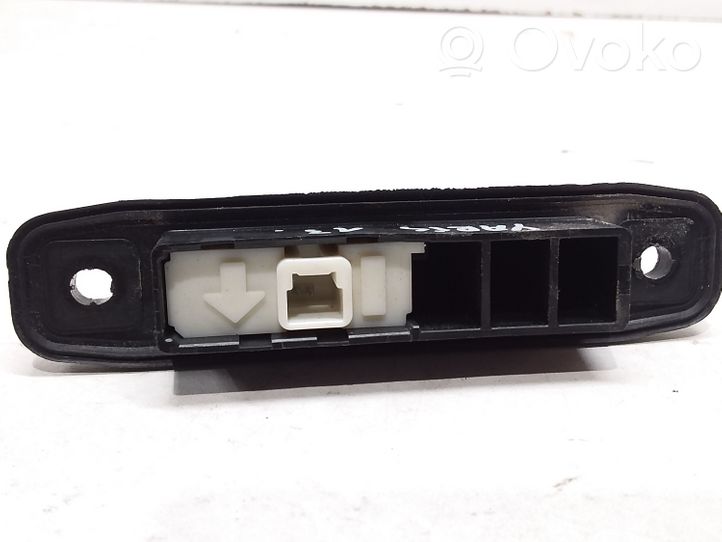 Toyota Yaris Przełącznik / Przycisk otwierania klapy bagażnika 0506B39