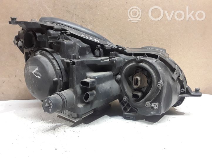 Mercedes-Benz E W211 Lampa przednia 15436100