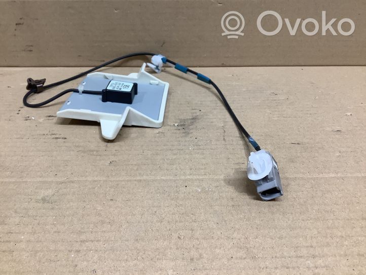 Toyota RAV 4 (XA40) Antenne GPS 8686042042