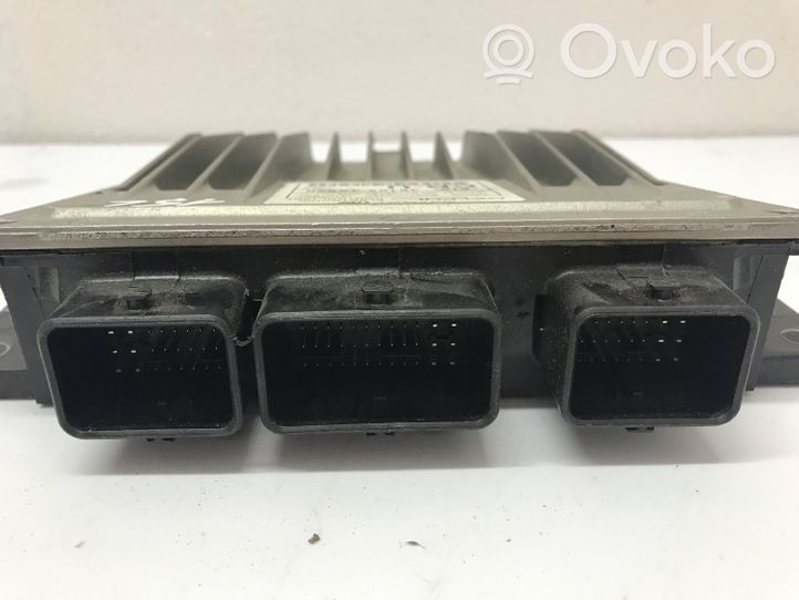 KIA Carnival Calculateur moteur ECU 391024X520