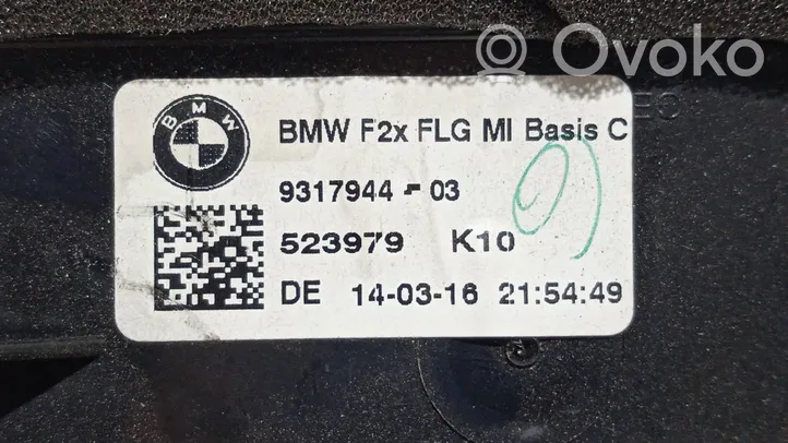 BMW 1 F20 F21 Kojelaudan sivutuuletussuuttimen kehys 9317944