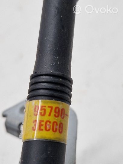 KIA Sorento Antena wewnętrzna 957903E600