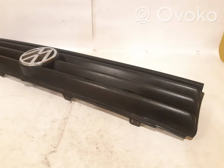 Volkswagen PASSAT B2 Front bumper upper radiator grill 323853653