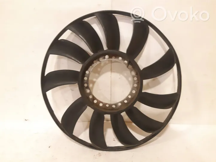 Volkswagen PASSAT B5 Hélice moteur ventilateur 058121301B