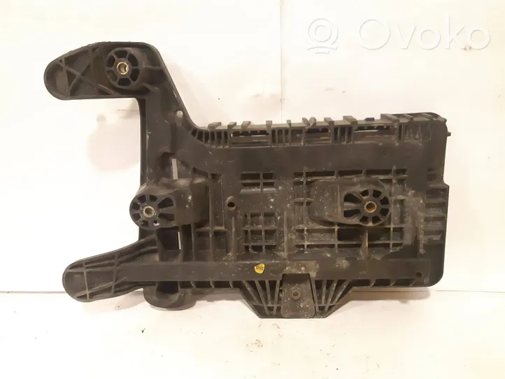 Volkswagen PASSAT B6 Support boîte de batterie 1K0915333