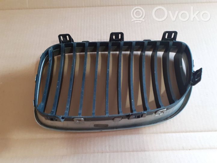 BMW 1 E81 E87 Grille calandre supérieure de pare-chocs avant 51137166440