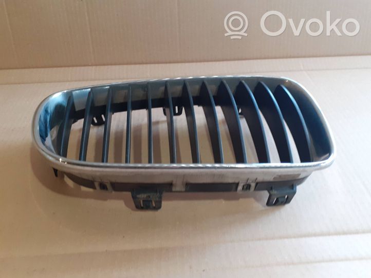 BMW 1 E81 E87 Grille calandre supérieure de pare-chocs avant 51137179656