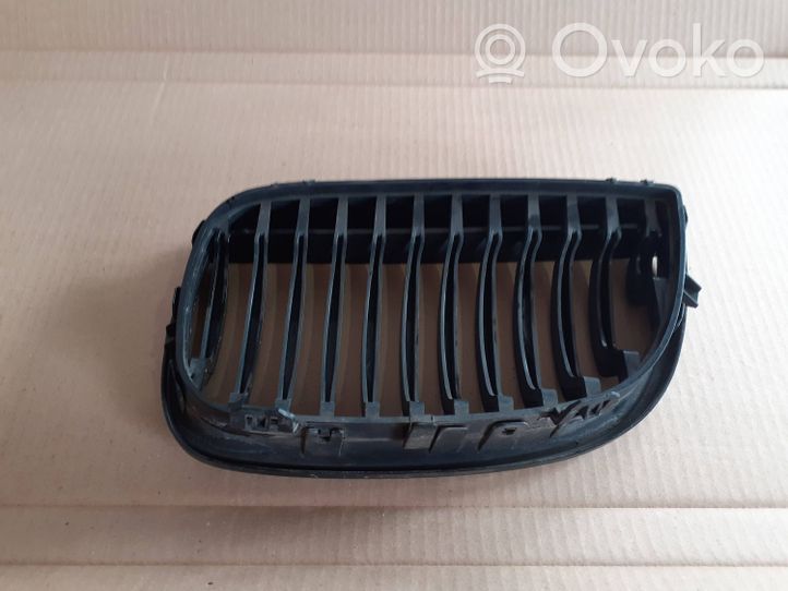 BMW 1 E81 E87 Grille calandre supérieure de pare-chocs avant 