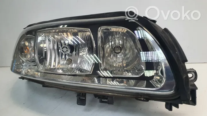 Volvo V70 Lampa przednia 30698836