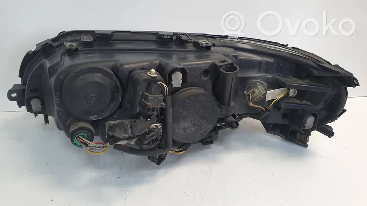 Volvo V70 Lampa przednia 30698836