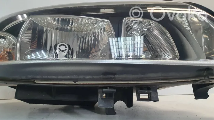 Volvo V70 Lampa przednia 30698836