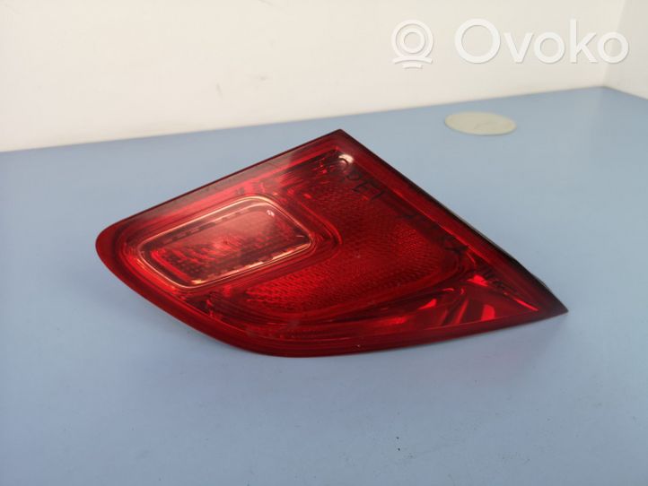 Opel Astra J Luci posteriori del portellone del bagagliaio 1222108