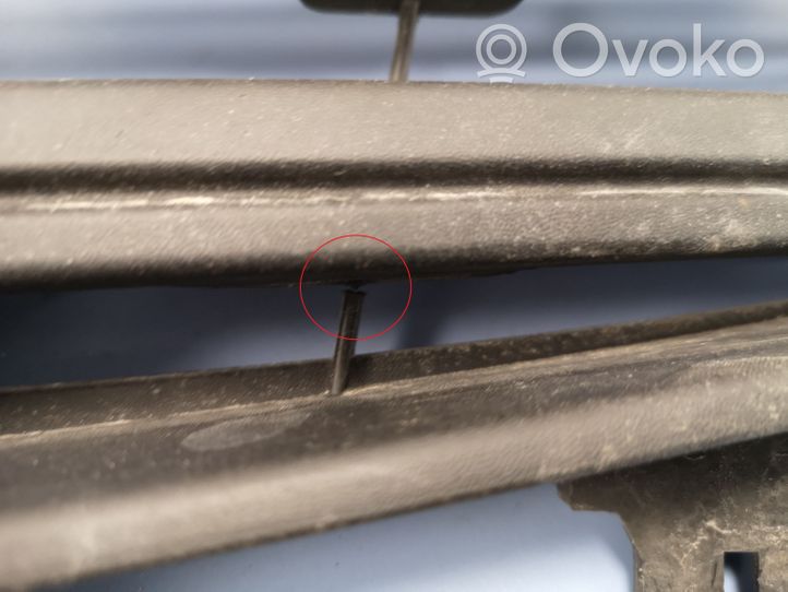 Opel Vivaro Grille calandre supérieure de pare-chocs avant 623104066R