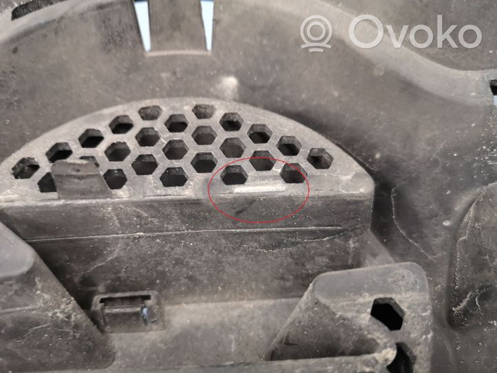 Opel Vivaro Front bumper upper radiator grill 623104066R