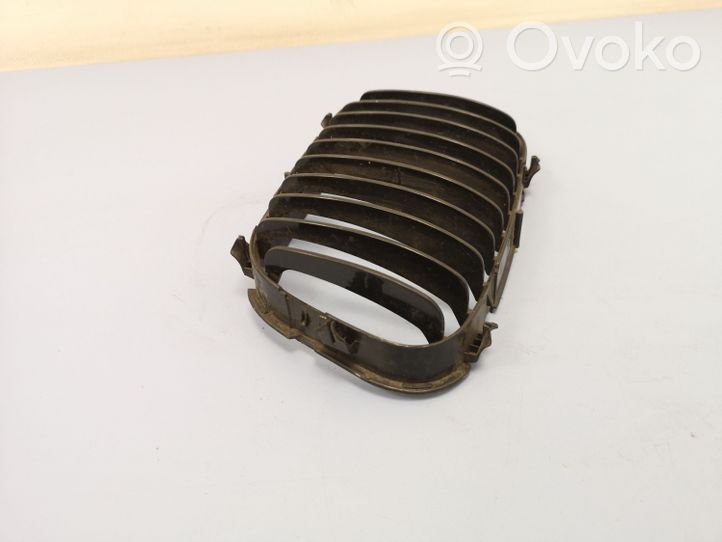 BMW 3 E36 Grille calandre supérieure de pare-chocs avant 