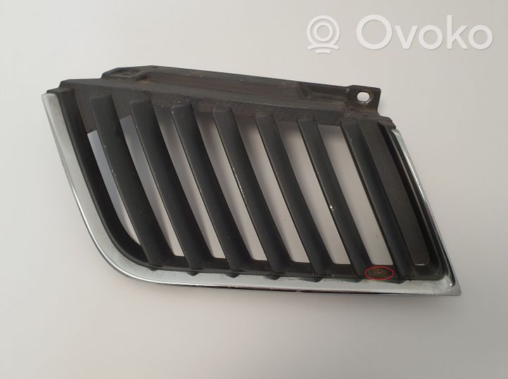 Mitsubishi L200 Grille calandre supérieure de pare-chocs avant MN142327