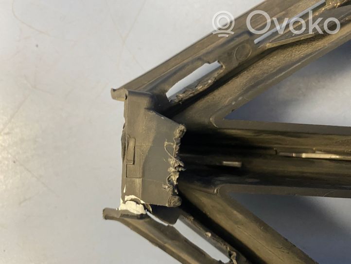 Volkswagen Touareg III Priešrūkinio žibinto apdaila/ grotelės 760853665B