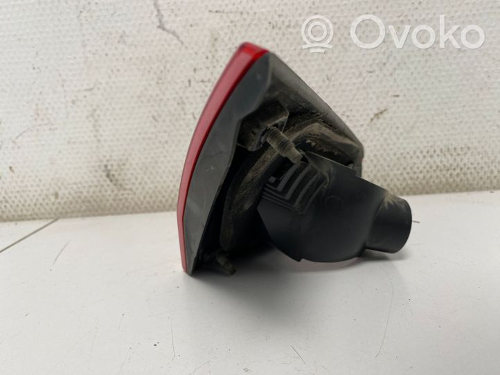 Mitsubishi Colt Lampy tylnej klapy bagażnika MN105622