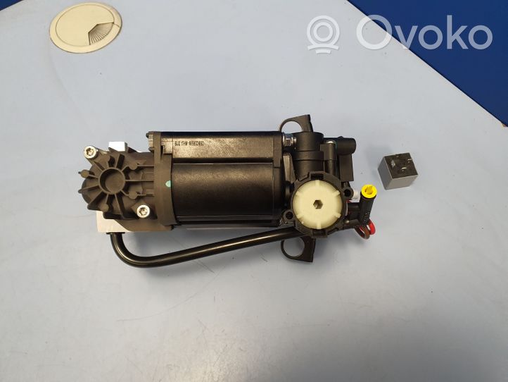 Mercedes-Benz CLS C219 Supporto del compressore ad aria dello pneumatico 2113200104