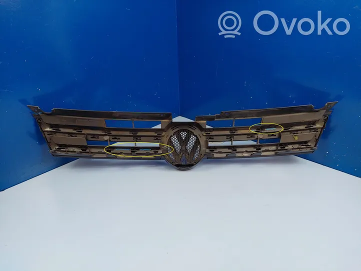 Volkswagen Touareg II Maskownica / Grill / Atrapa górna chłodnicy 7P6853651A