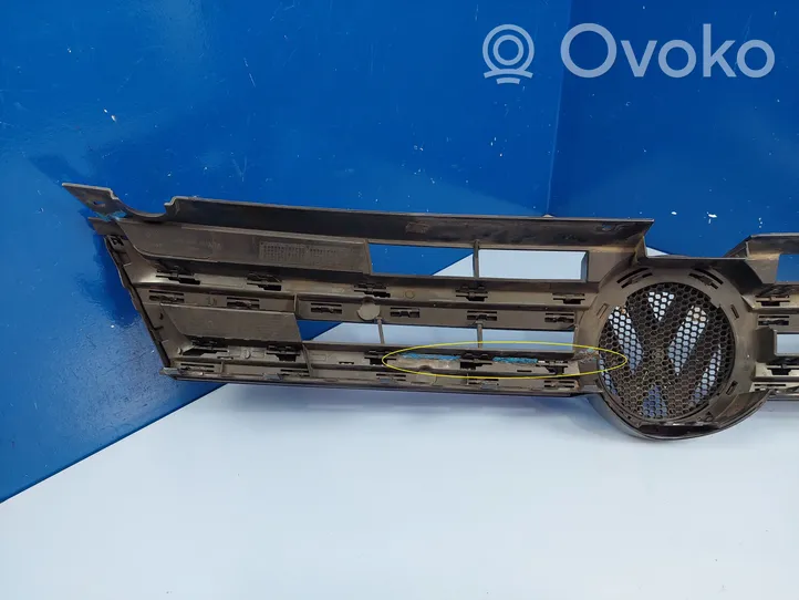 Volkswagen Touareg II Maskownica / Grill / Atrapa górna chłodnicy 7P6853651A