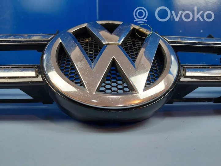 Volkswagen Touareg II Maskownica / Grill / Atrapa górna chłodnicy 7P6853651A