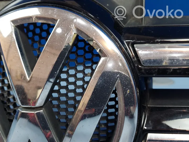 Volkswagen Touareg II Griglia superiore del radiatore paraurti anteriore 7P6853651A