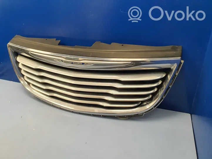 Chrysler Voyager Grille calandre supérieure de pare-chocs avant 11RTC1150M