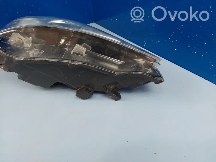 Toyota Avensis T270 Lampa przednia 8113005351