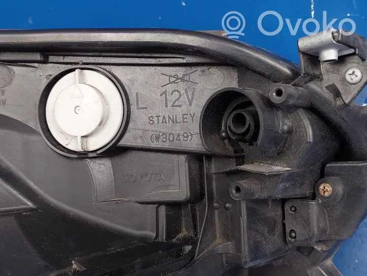 Toyota RAV 4 (XA40) Lampa przednia 8118542680