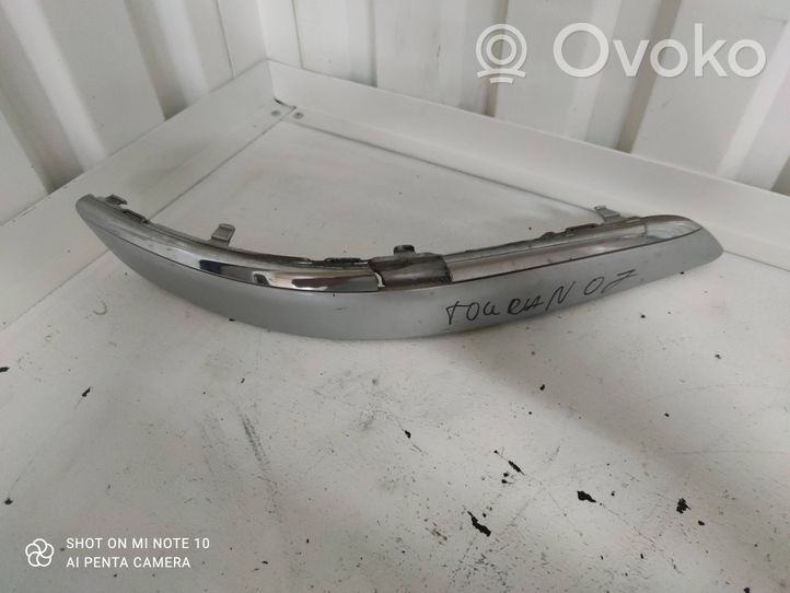 Volkswagen Touran I Apdailinė priekinio bamperio juosta 1t0807656