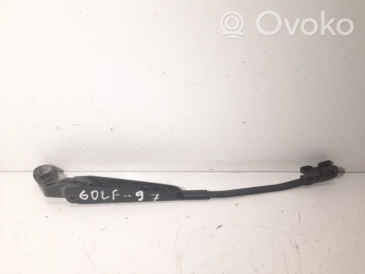 Volkswagen Golf III Aizmugurējā loga tīrītāja kājiņa 1H6955706