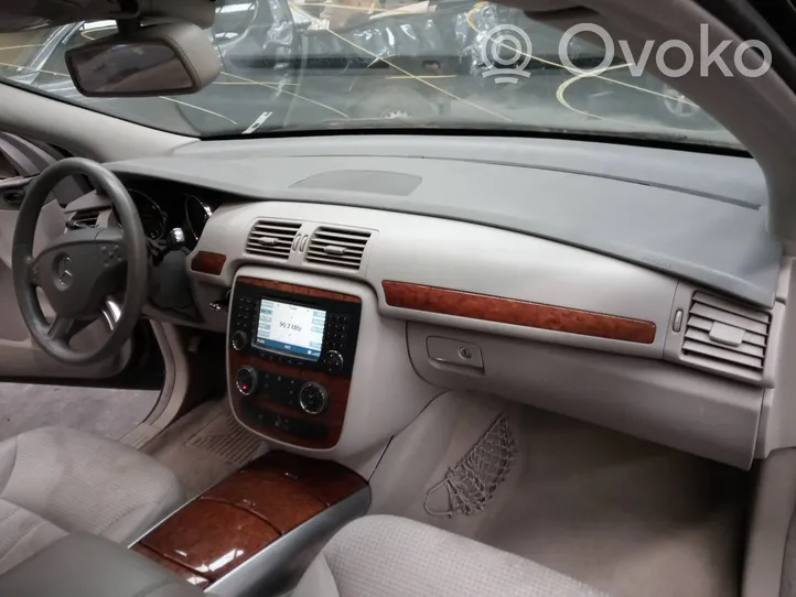 Mercedes-Benz R W251 Oro pagalvių komplektas su panele A1648204426