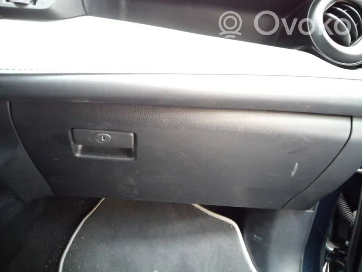 Toyota RAV 4 (XA40) Boite à gants 