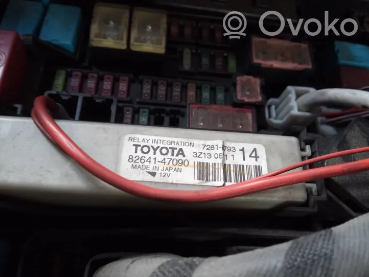 Toyota Prius (XW30) Блок предохранителей 8264147090